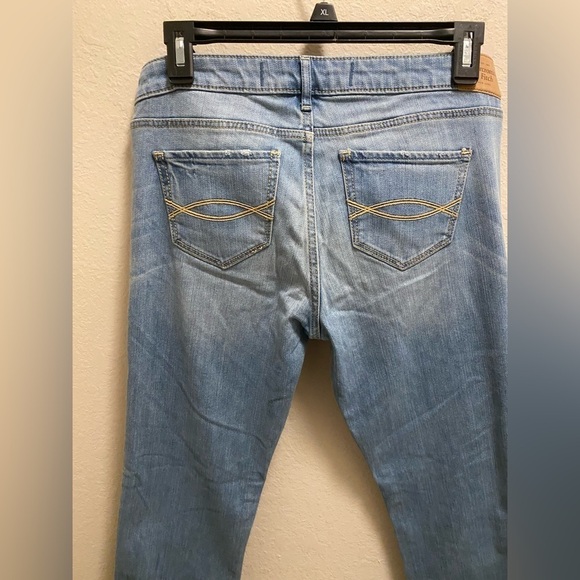 Abercrombie & Fitch Low Rise Light Wash Skinny Jean - Picture 7 of 10